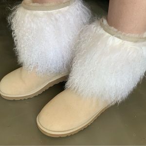 Ugg SHEEPSKIN CUFF BOOTS  in color sand . size 9